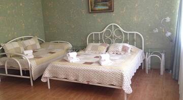 Фото номера Трехместный номер с видом на горы Гостиница Guest House Moskva г. Симеиз 2