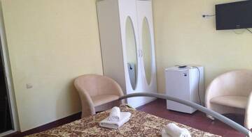 Фото номера Четырехместный номер с балконом Гостиница Guest House Moskva г. Симеиз 3